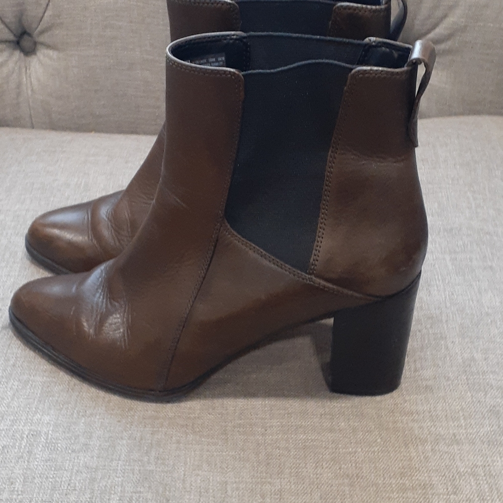 Clarks brown Chelsea leather ankle bootie size 10M - Picture 9 of 16